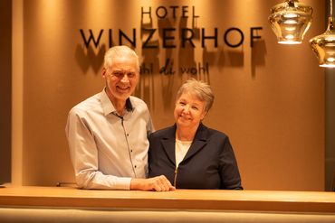 Weinberg mit traditionellem Hotel Winzerhof in idyllischer Landschaft Weinberg mit traditionellem Hotel Winzerhof in idyllischer Landschaft